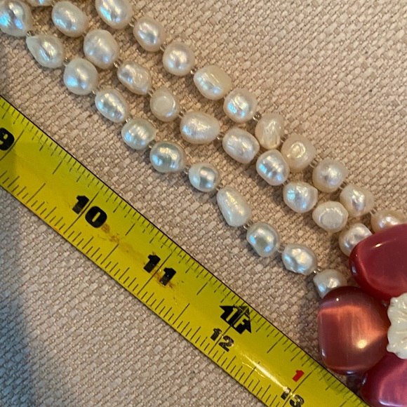 Elegant Pearl and Floral Necklace - Picture 10 of 12